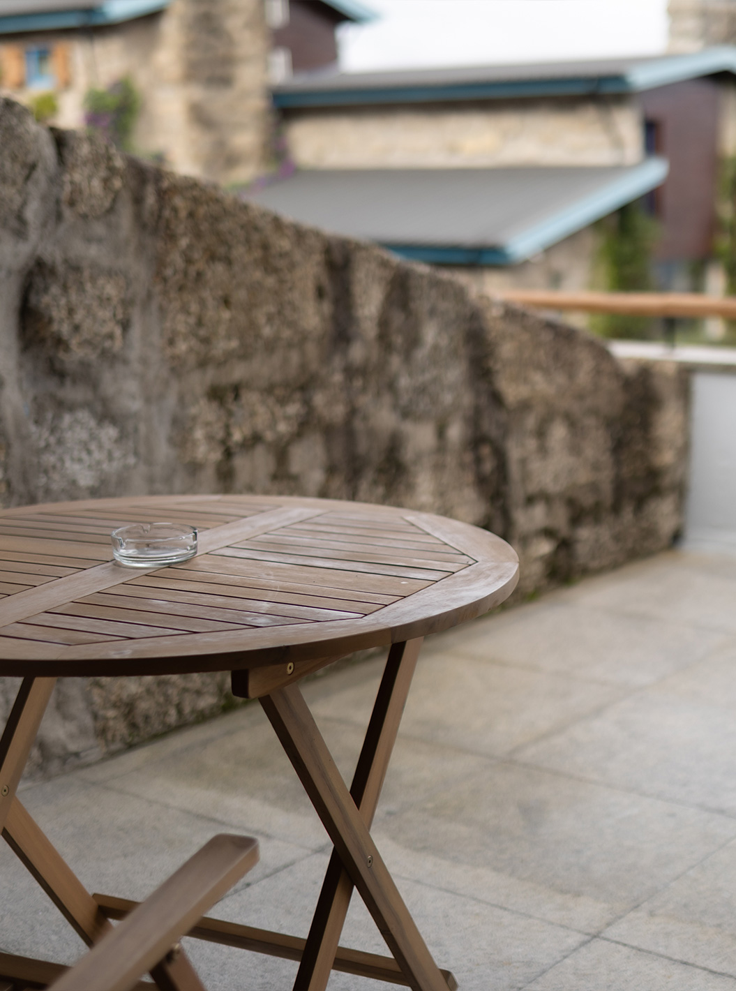 De Superior Balkon van Pousada Caniçada - Gerês heeft een balkon met uitzicht en stoelen om te ontspannen.
