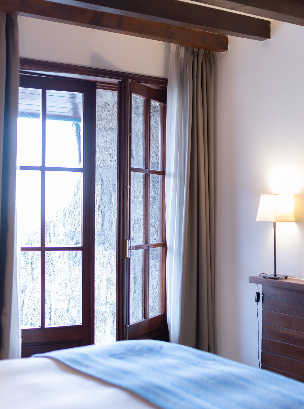 Superior Kamer met Balkon van Pousada Caniçada - Gerês met bed, televisie en raam met uitzicht op de Serra do Gerês