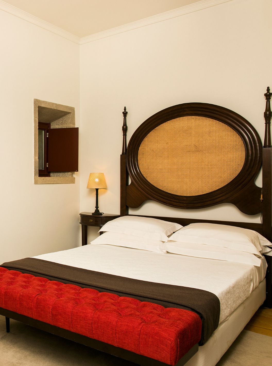 Het Classic Room van Pousada Mosteiro Guimarães heeft een tweepersoonsbed met een hoofdbord en een raam