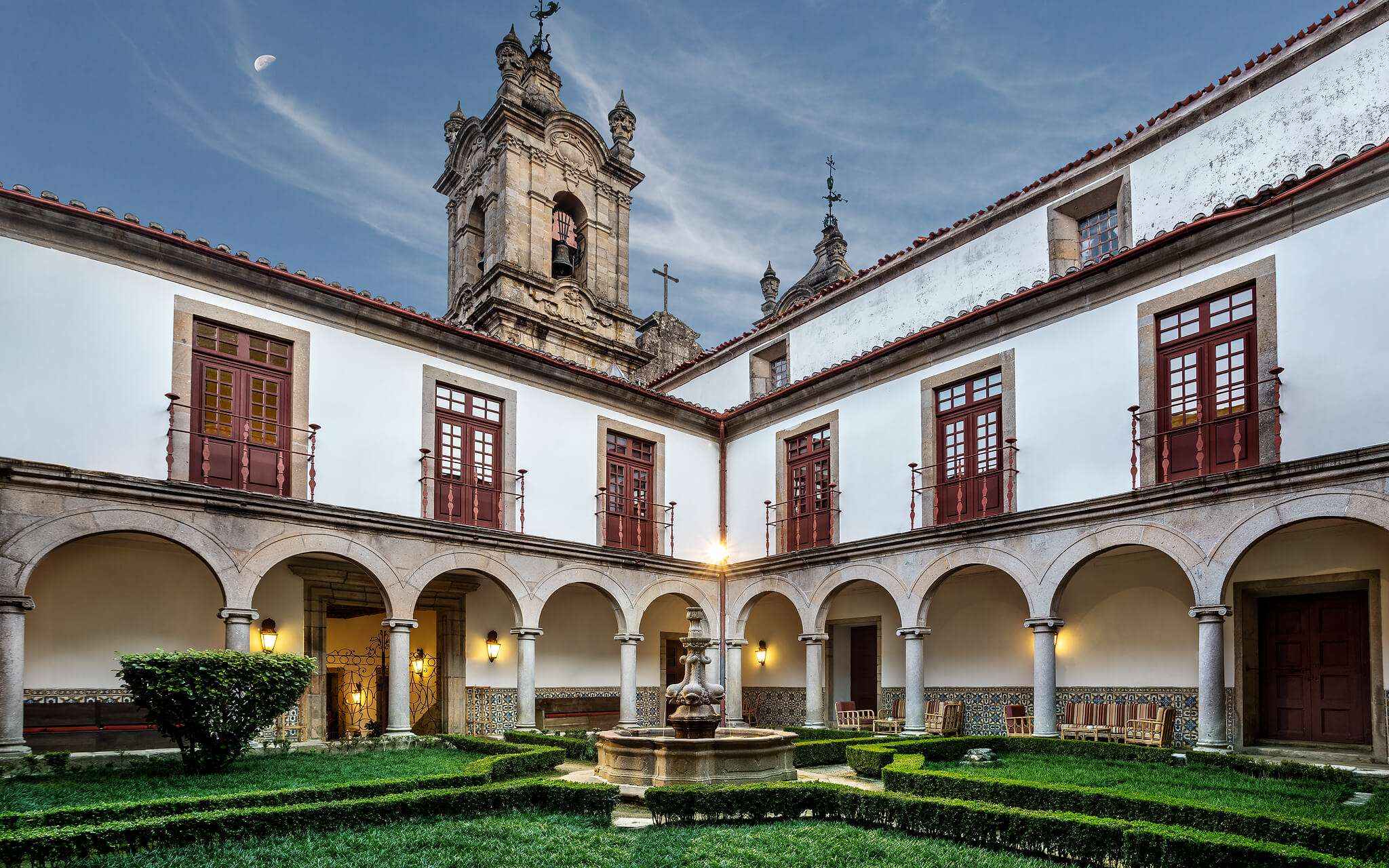 Uitzicht op de binnenste kloosters van Pousada Mosteiro de Guimarães, een hotel in het historische centrum van Guimarães.