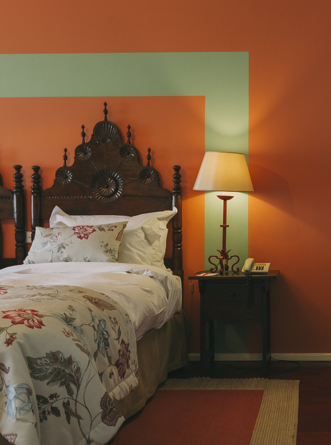 De Klassieke Kamer Pousada Valença heeft twee aparte bedden met houten hoofdbord en bureau