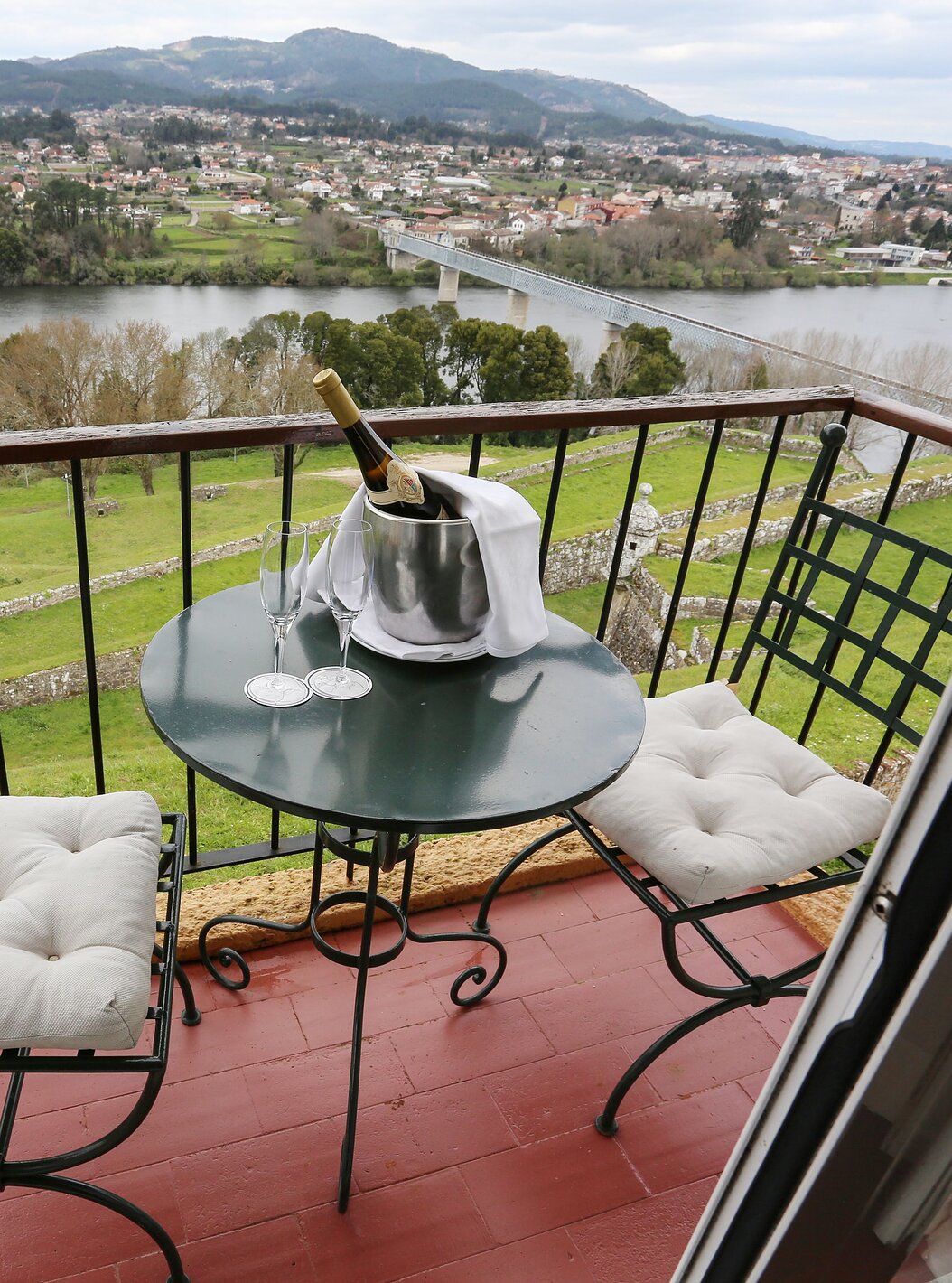 De Superieur Kamer Pousada Valença heeft een balkon met tafel en stoelen en uitzicht op de rivier