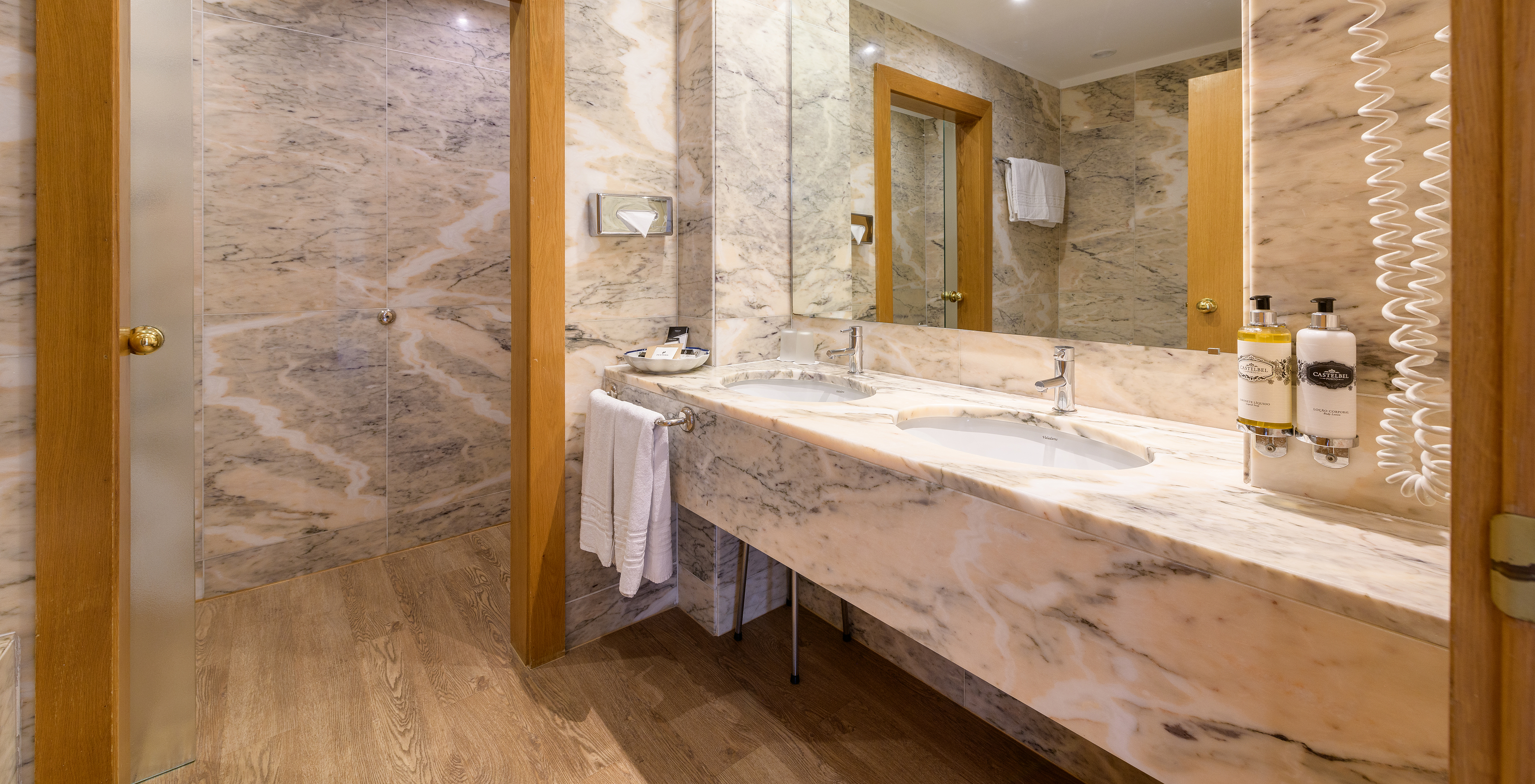 De Speciale Suite Pousada Viana do Castelo heeft een marmeren badkamer met twee wastafels