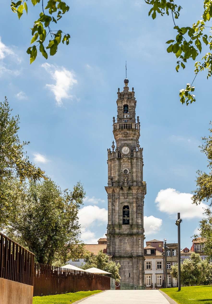 Clérigostoren nabij Pousada Porto Rua das Flores, Hotel no Centro Histórico do Porto met park en blauwe lucht