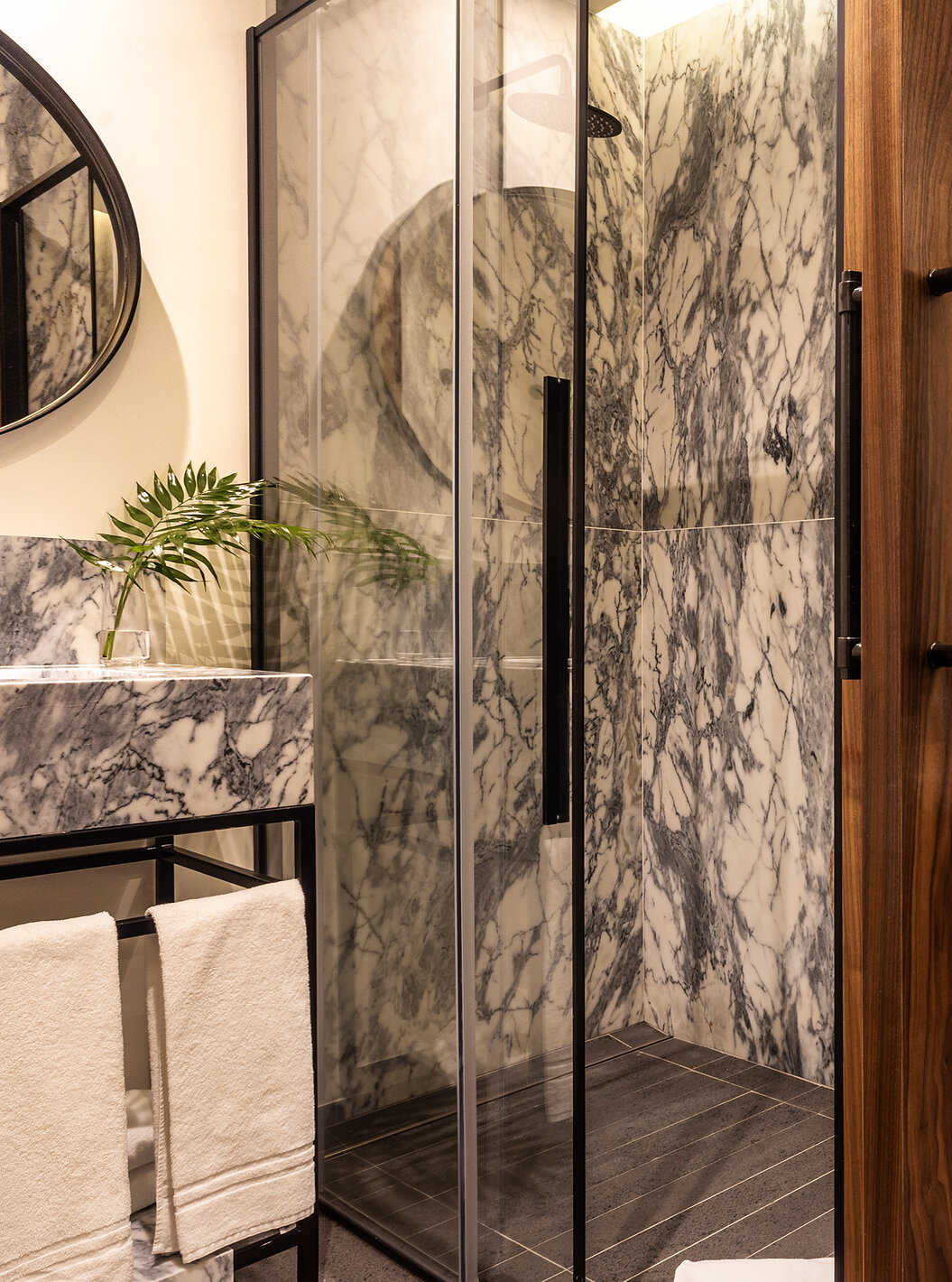 Klassieke Kamer Pousada Porto - Rua das Flores heeft een badkamer met douche en handdoeken