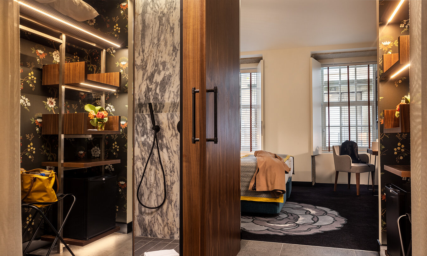 Klassieke Kamer Pousada Porto - Rua das Flores heeft een kledingkast met minibar en een bed