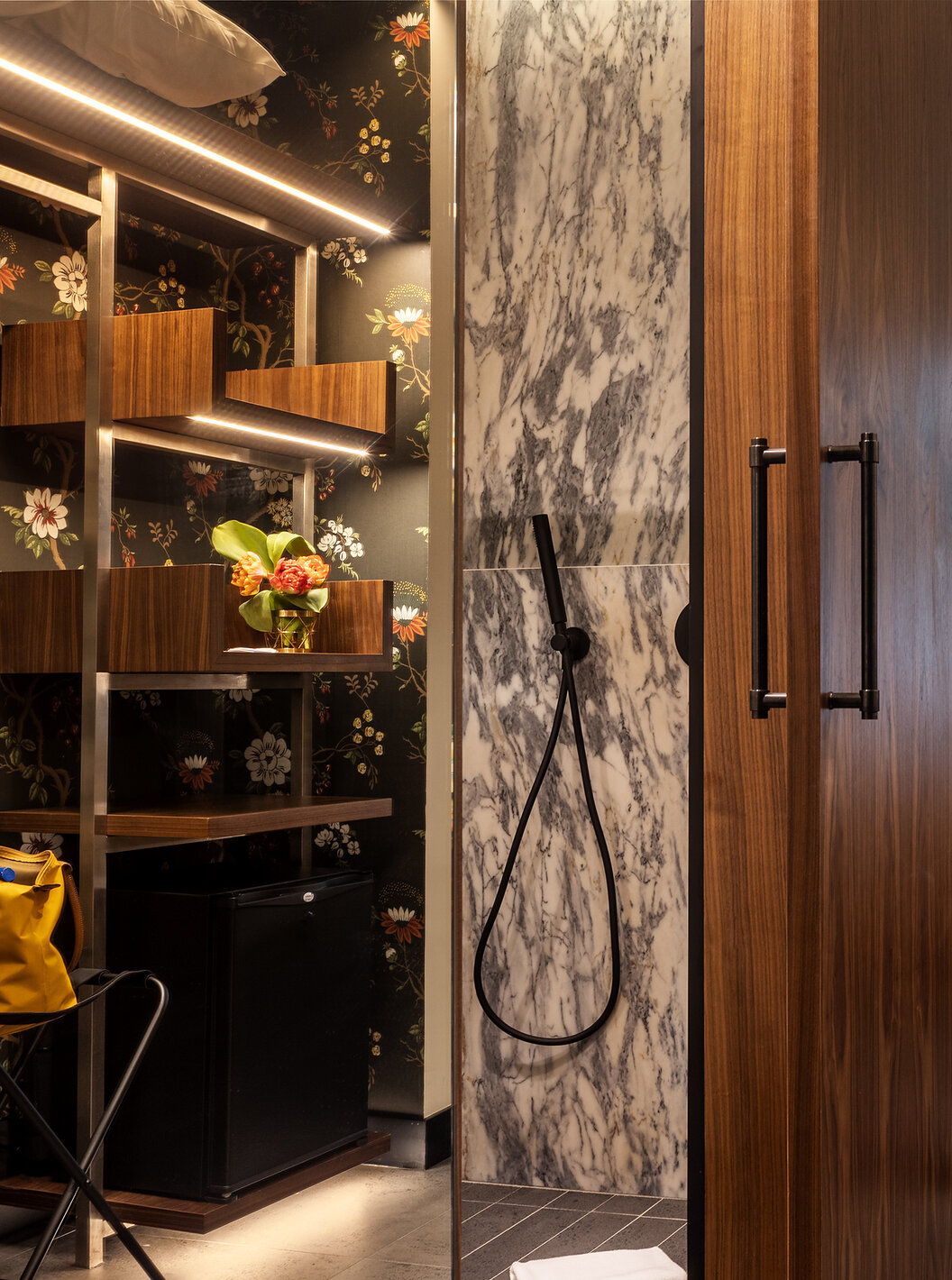 Klassieke Kamer Pousada Porto - Rua das Flores heeft een kledingkast met minibar en een bed