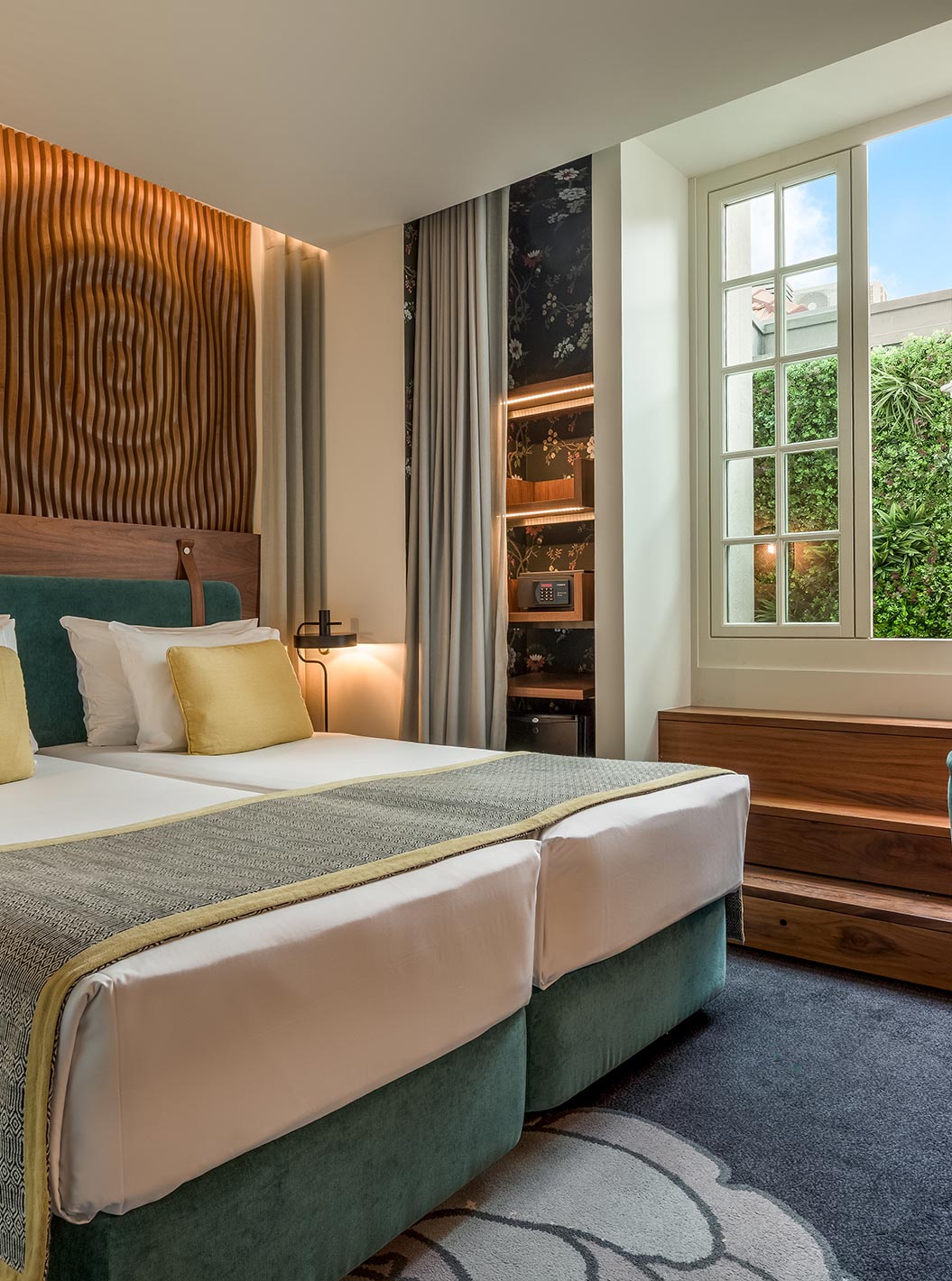 De Cozy Room van Pousada Porto - Rua das Flores heeft een groen hoofdbord met een muur van golvende houten latten