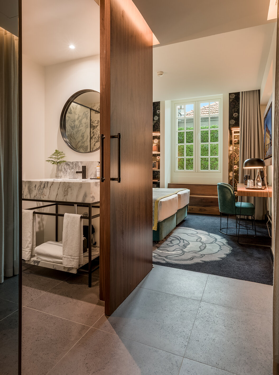 De Cozy Room van Pousada Porto - Rua das Flores is een gezellige kamer met een bed, bureau, televisie en badkamer.