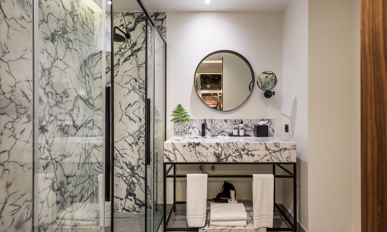 De Deluxe van Pousada Porto - Rua das Flores heeft een badkamer met een ruime marmeren douche en een wastafel