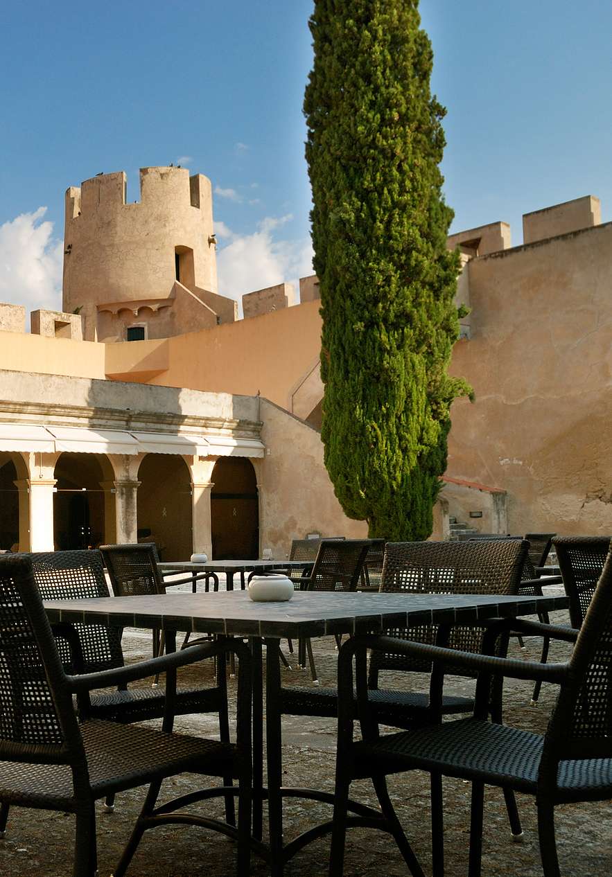 Castelo histórico próximo à Pousada Castelo Alvito, Hotel Histórico em Alvito, com pátio e cipreste alto