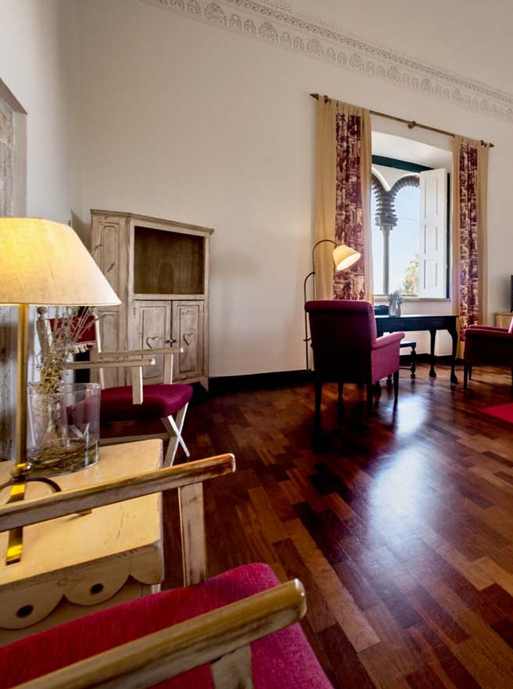 A Suite Especial da Pousada Castelo Alvito tem duas camas, mesa de cabeceira e duas janelas com vista para a Vila