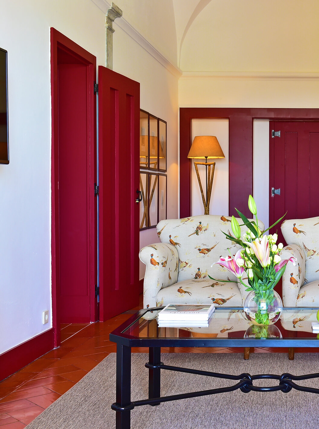 A Suite Standard da Pousada Convento Beja tem uma sala de estar com um sofá e dois cadeirões com padrão de pássaros