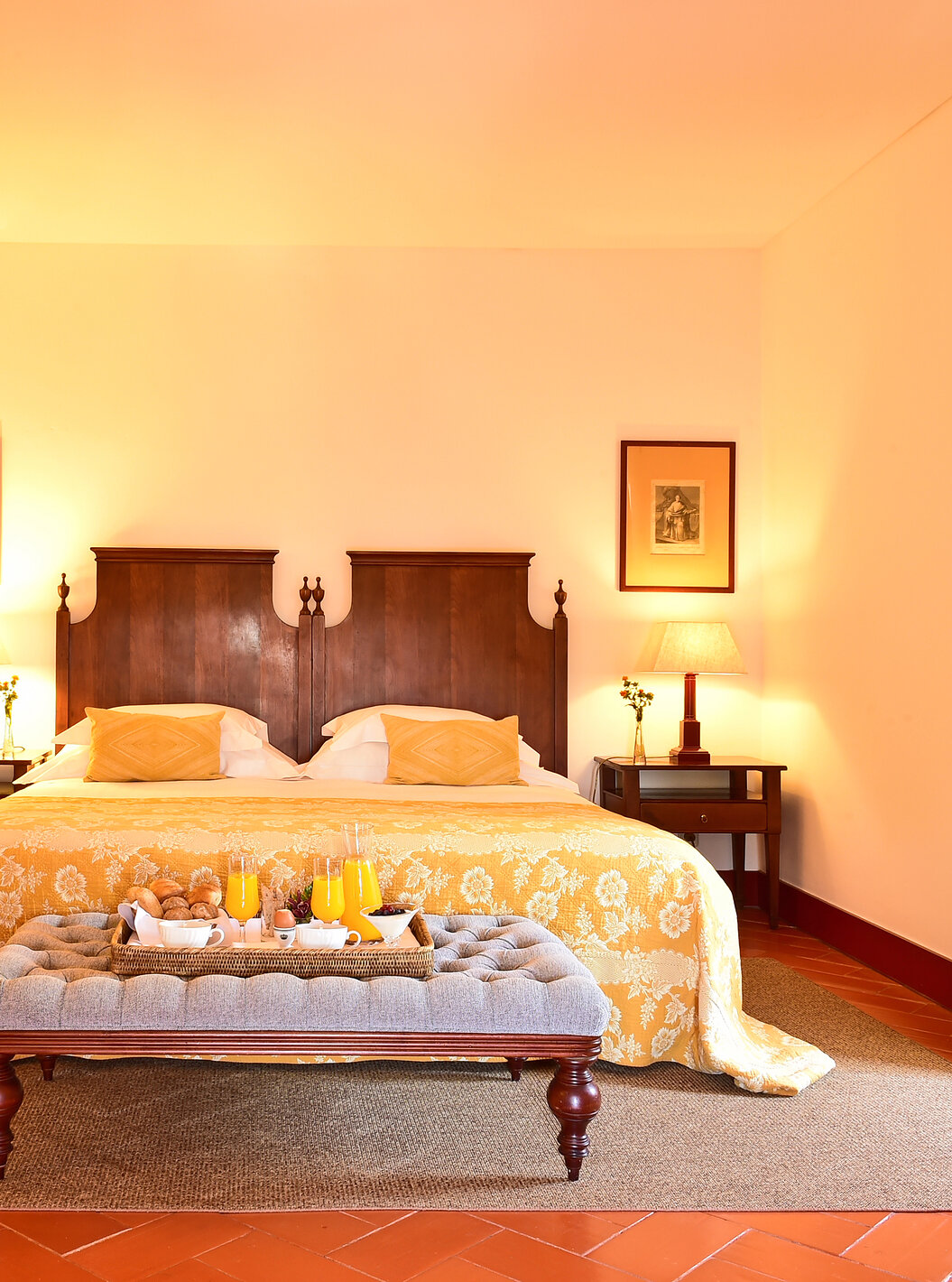 A Suite Special da Pousada Convento Beja tem uma cama de casal, com colcha amarela, e um tabuleiro com pequeno-almoço