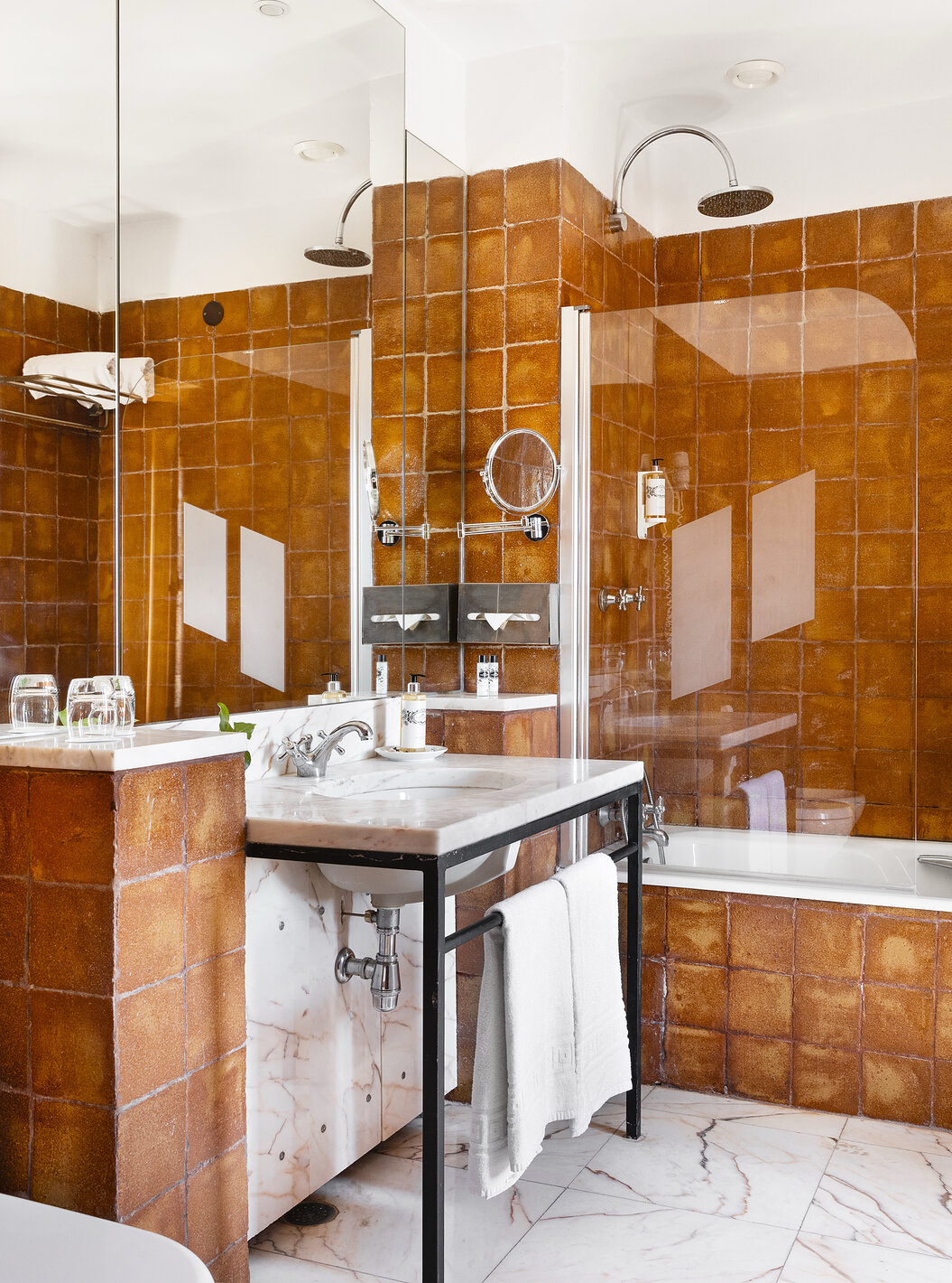 A Suite da Pousada Convento Vila Viçosa tem casa de banho com banheira, lavatório com espelho, toalhas e secador de cabelo