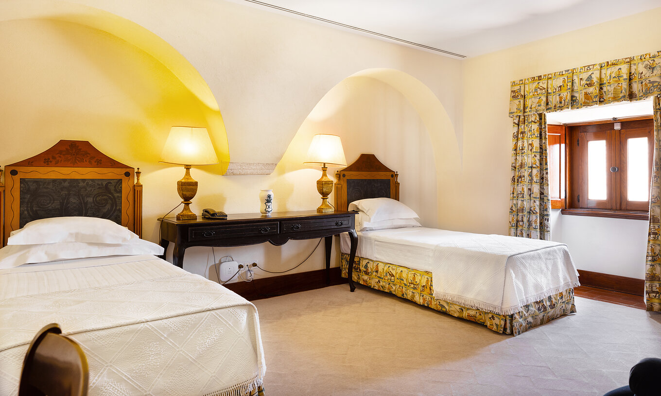 O Superior Familiar da Pousada Convento Vila Viçosa tem duas camas individuais, com uma mesa de apoio no meio