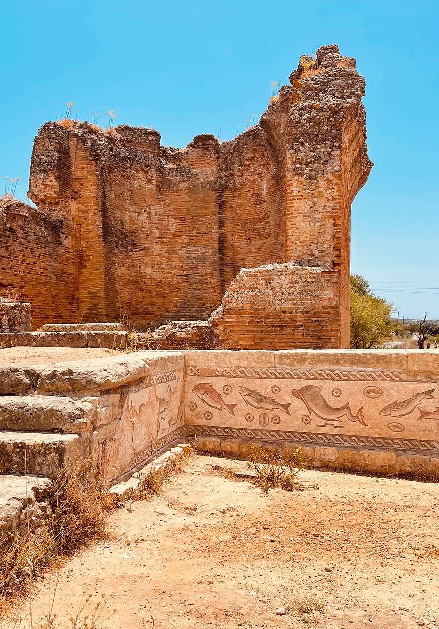 Ruínas romanas de Milreu perto da Pousada Palácio Estoi - Faro, Hotel Histórico em Faro sob céu azul