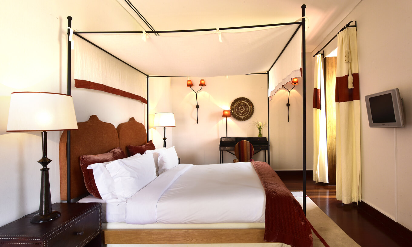 A Suite Especial da Pousada Convento Tavira tem uma cama de casal, duas mesas de cabeceira e uma televisão em frente à cama