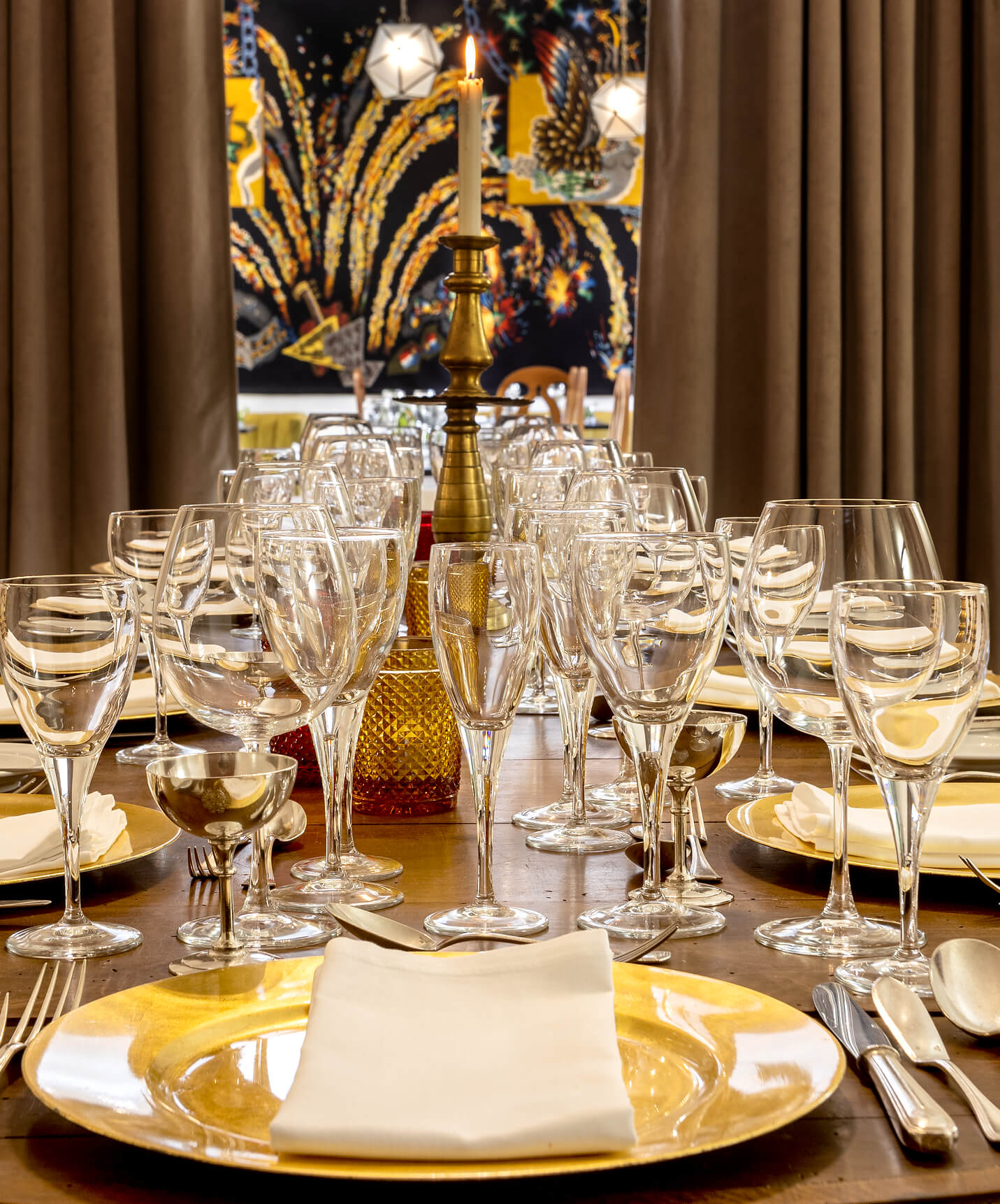 Mesa com serviço completo de refeição, numa sala interior, onde é possível organizar reuniões, na Pousada Palácio de Estoi