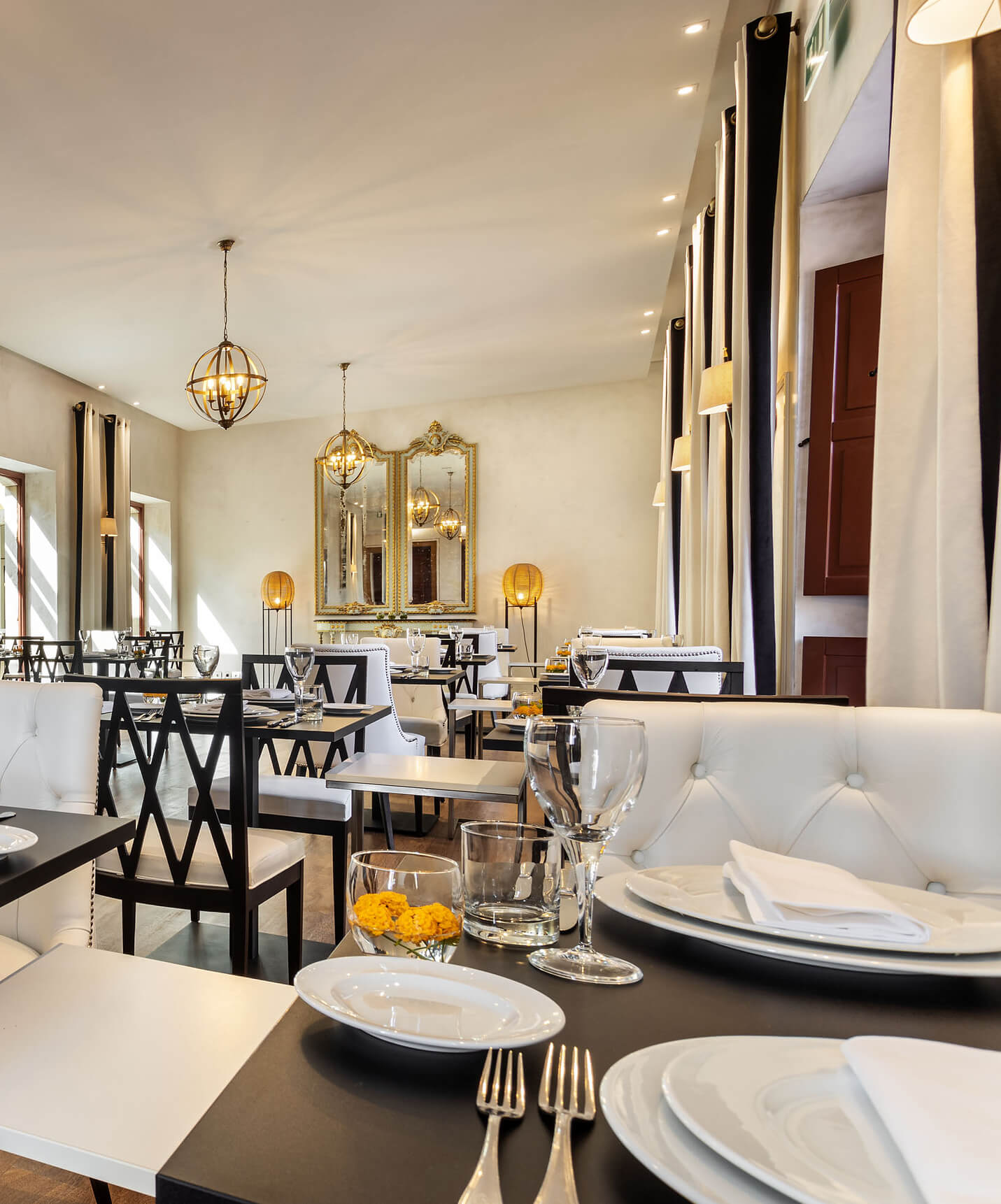 Restaurante do hotel histórico no Algarve com piscina, a Pousada Palácio de Estoi, com mesas e cadeiras espalhadas pela sala