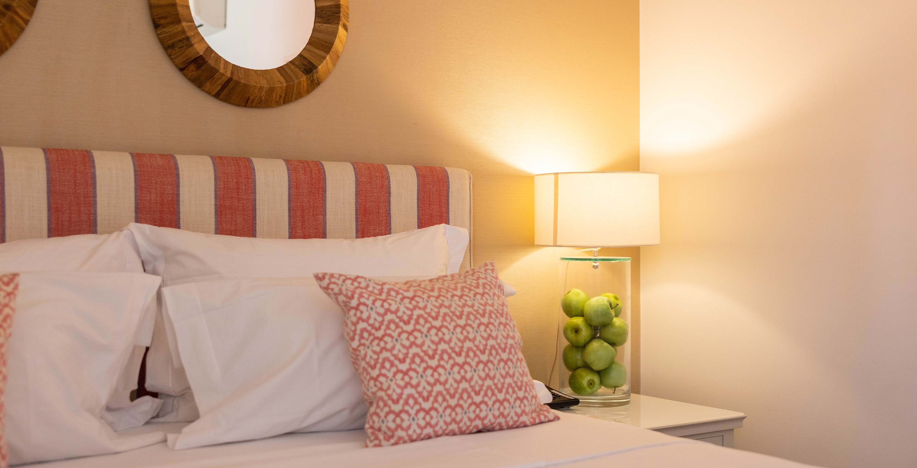 O Quarto Clássico da Pousada Sagres tem uma cama de casal e um candeeiro com maçãs verdes no interior