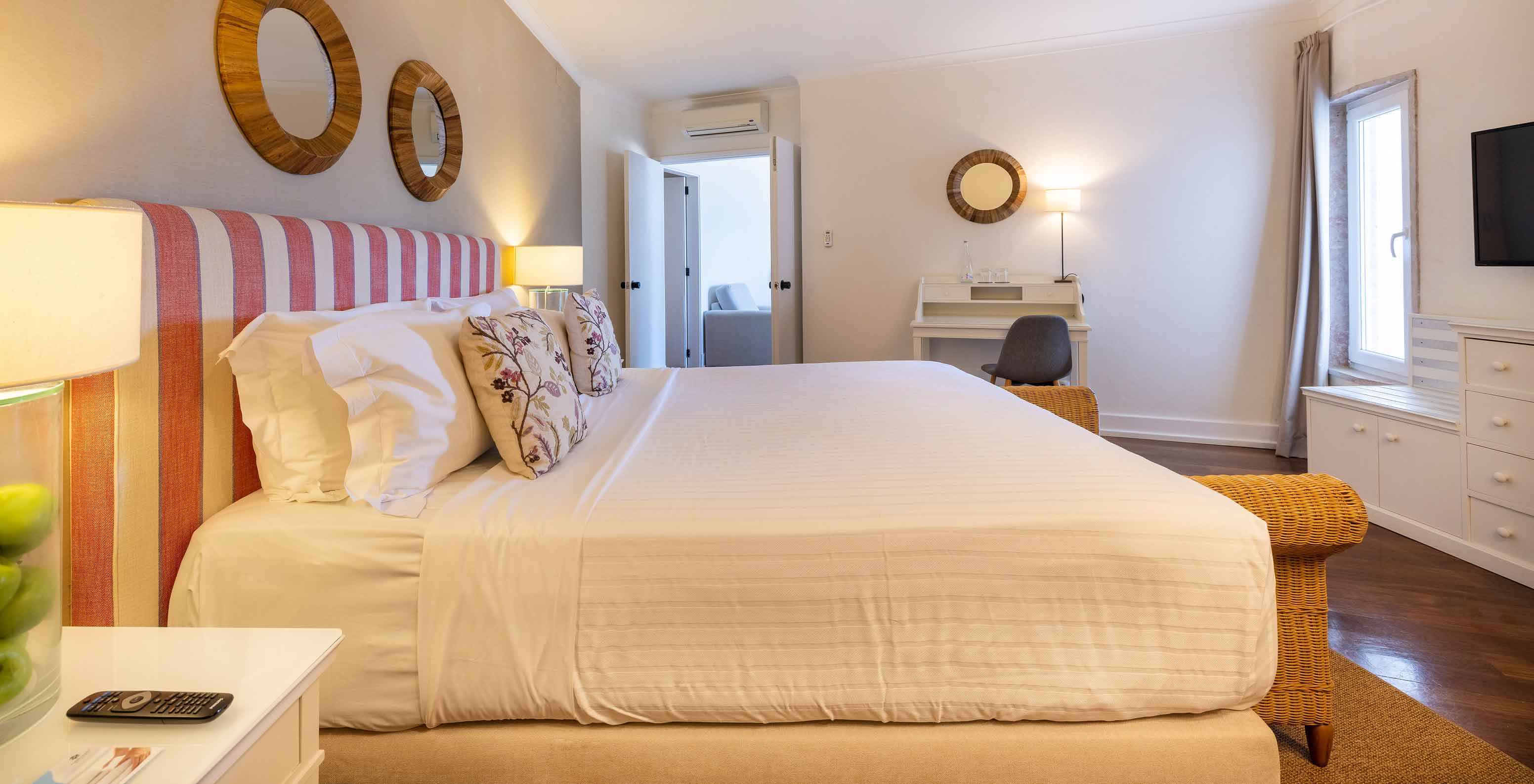 A Suite Especial da Pousada Sagres tem uma cama de casal, duas mesas de cabeceira, uma secretária e uma televisão