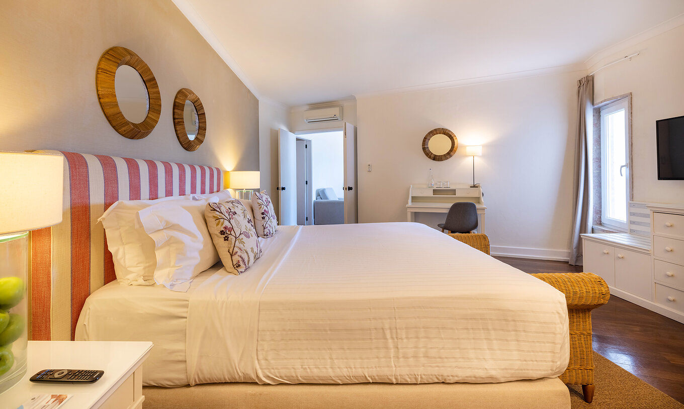 A Suite Especial da Pousada Sagres tem uma cama de casal, duas mesas de cabeceira, uma secretária e uma televisão