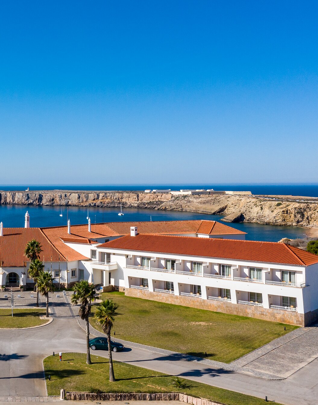 Vista aérea da Pousada Sagres, um Hotel a 5 Minutos da Praia, com vista para o mar e com parque de estacionamento