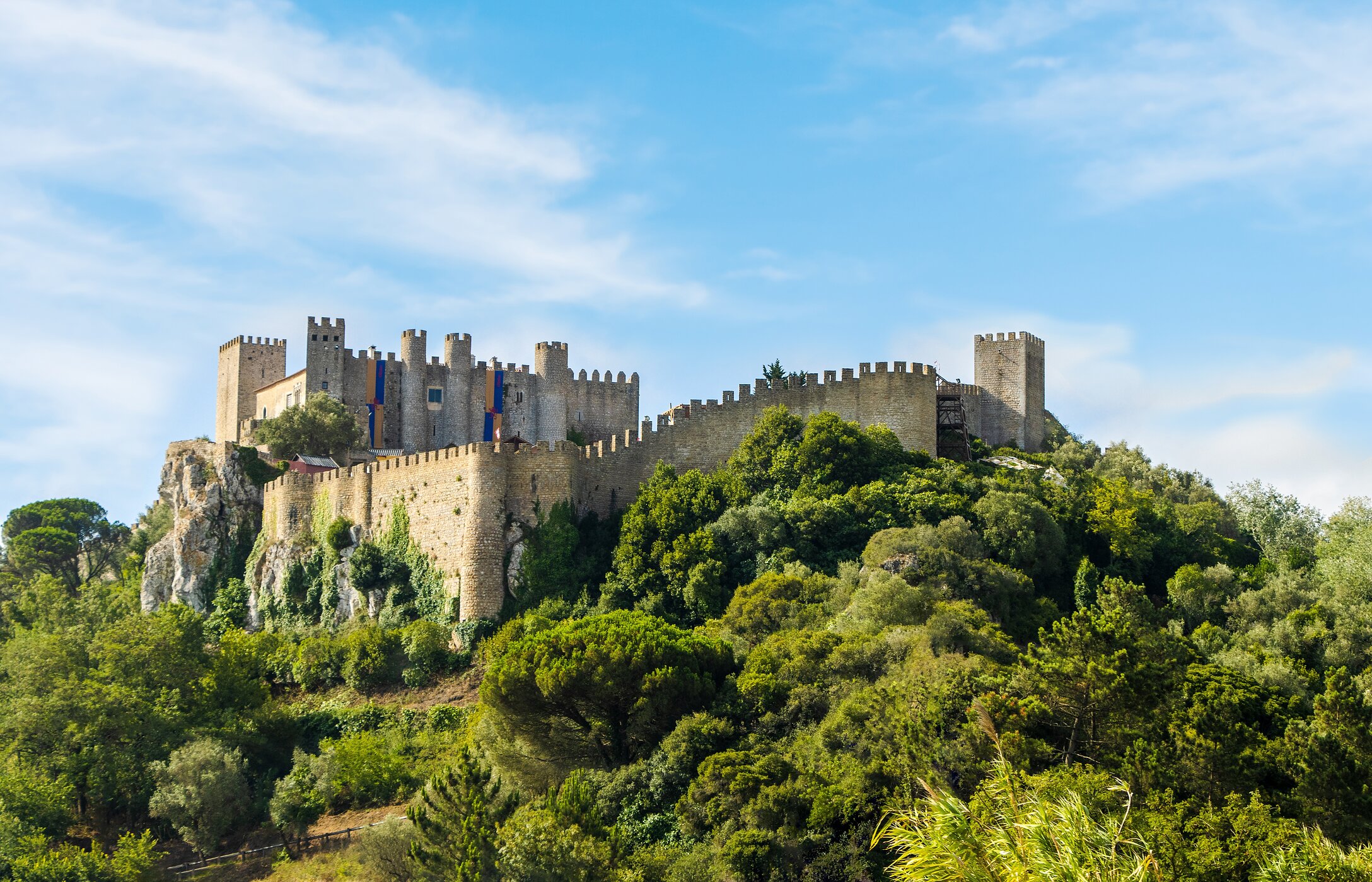 O Castelo de Óbidos, com suas muralhas imponentes, guarda histórias medievais e oferece vistas deslumbrantes da vila