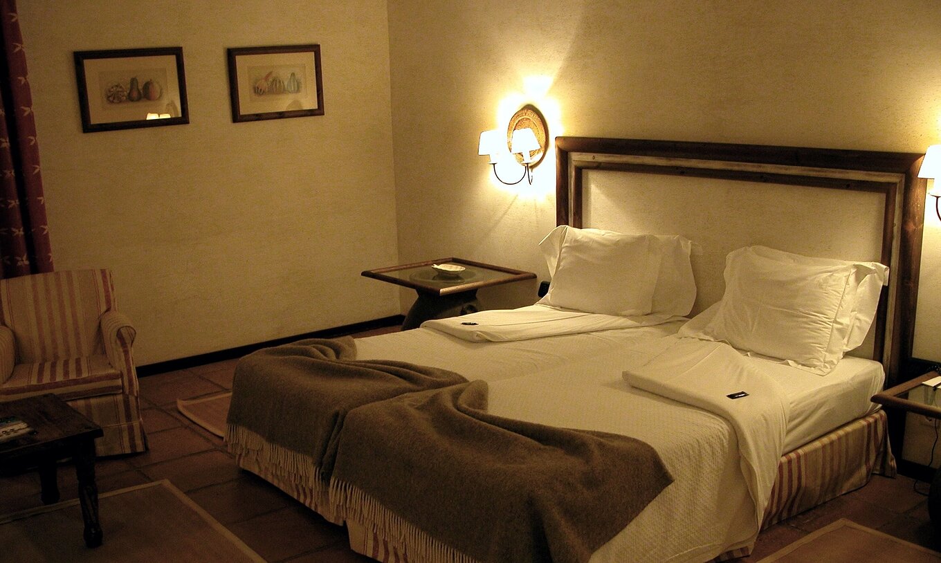 O Twin Room - Superior com Varanda da Pousada Convento de Belmonte tem duas camas individuais juntas com duas mantas