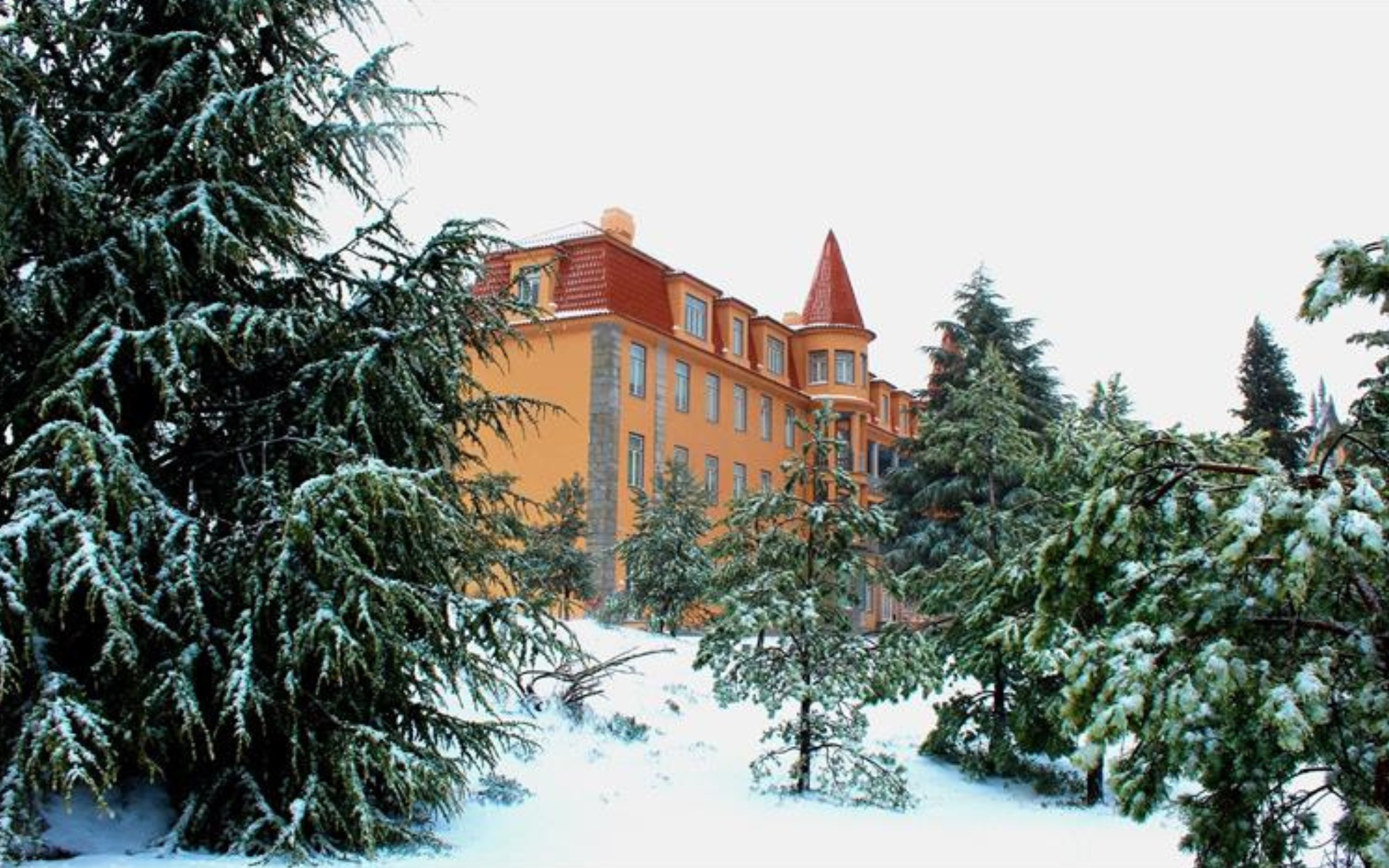 Vista para o edifício da Pousada Serra da Estrela, Hotel Histórico na Serra da Estrela, rodeado por neve