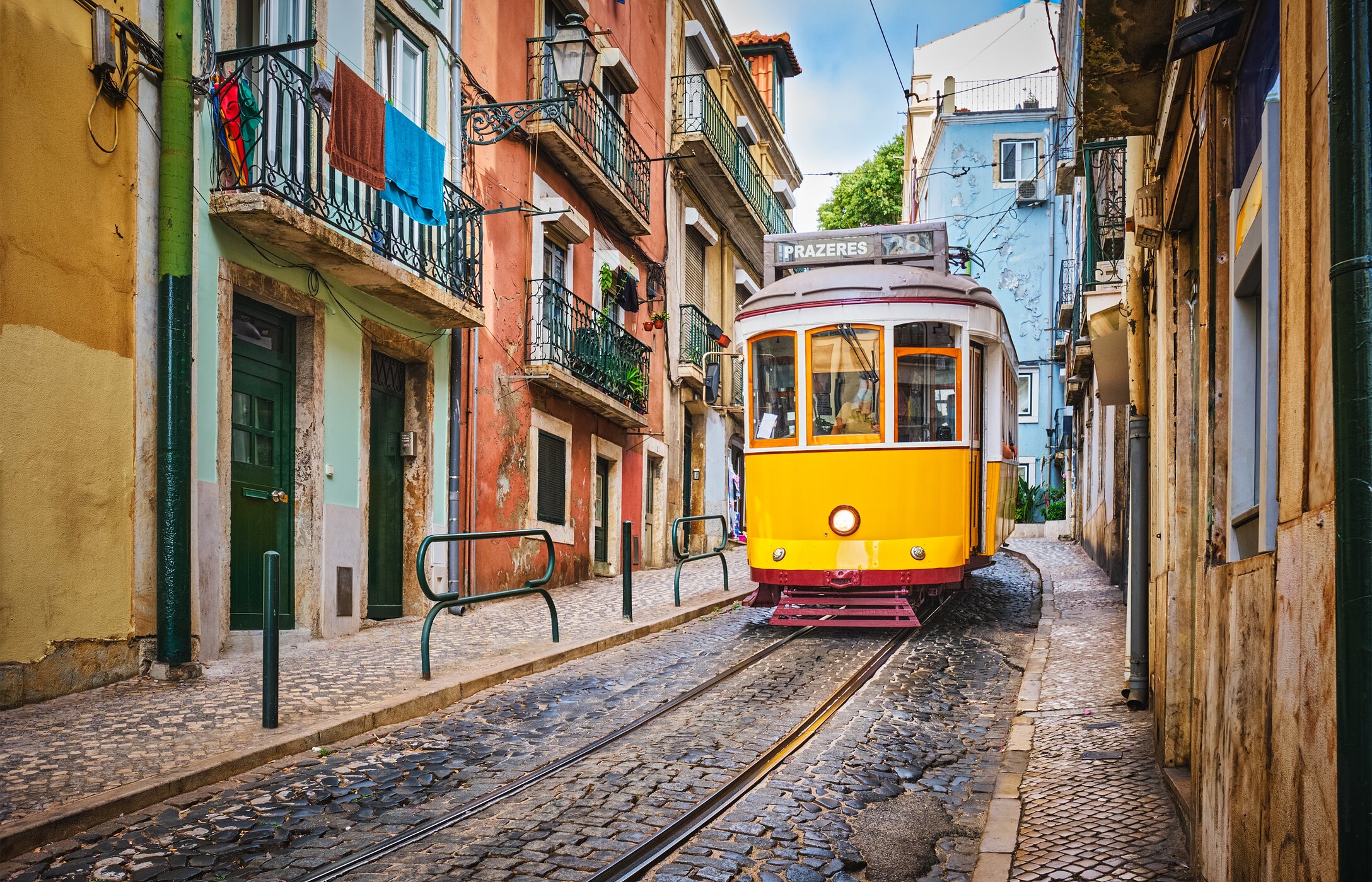 Alfama, o bairro mais antigo de Lisboa, encanta com suas ruas estreitas, casas coloridas e o elétrico 28