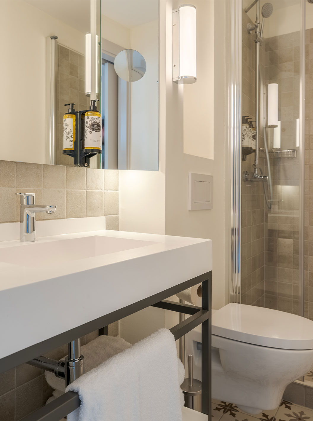 O Large Family Room da Pousada Alfama tem um walk-in shower e um amplo lavatório na casa de banho