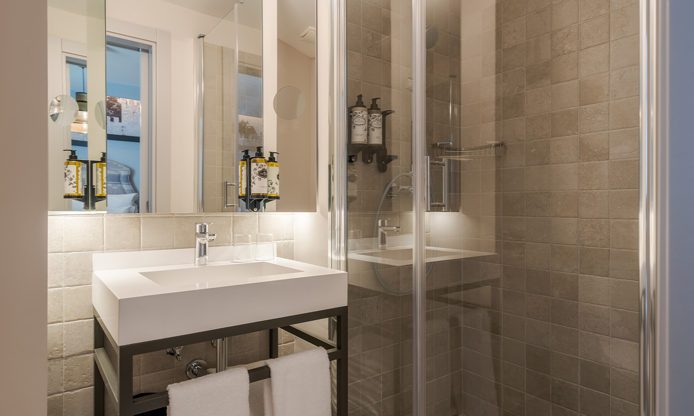 O Cozy Room da Pousada Alfama tem um walk-in shower e um amplo lavatório na casa de banho