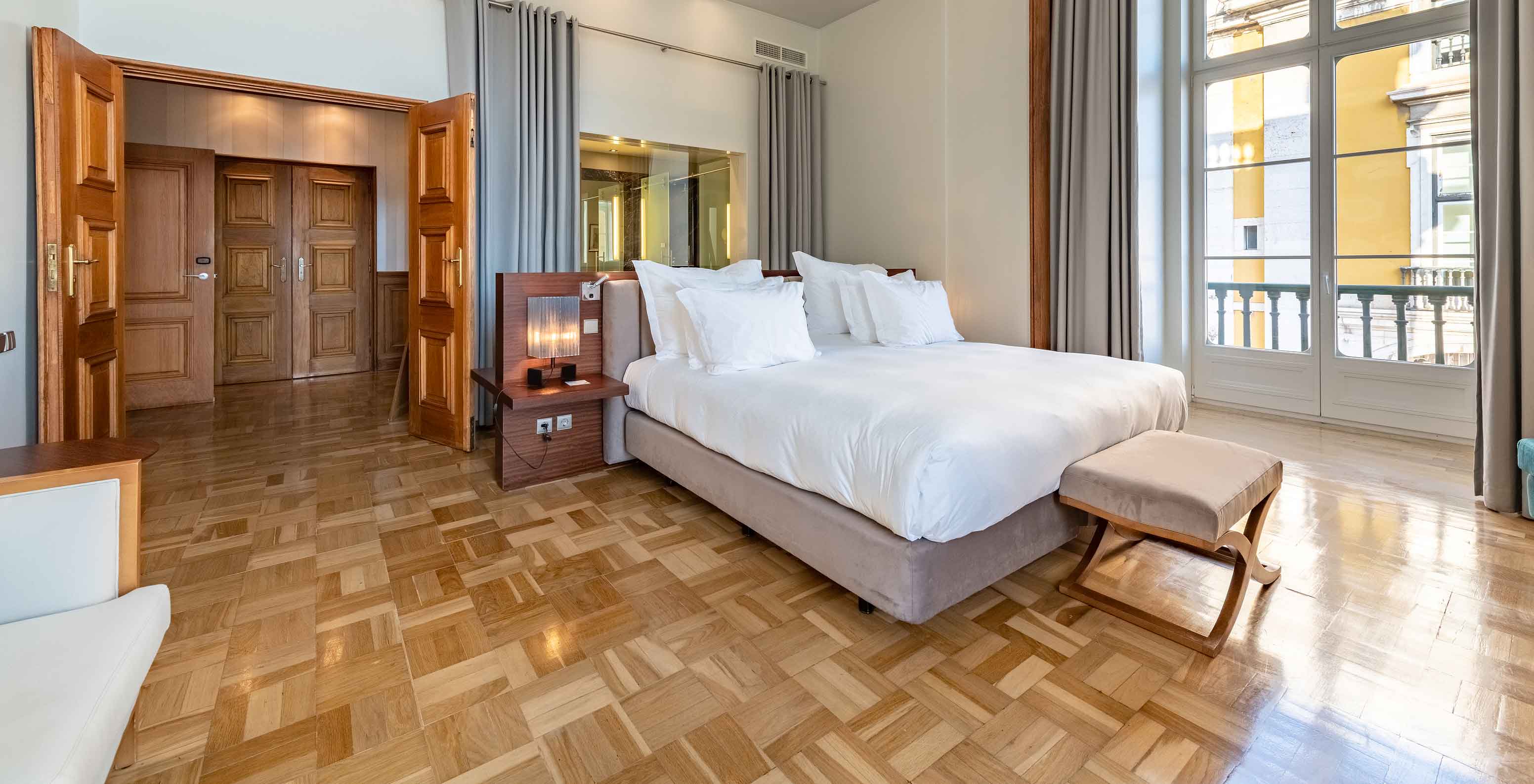 A Suite Praça do Comércio King Size Bed da Pousada Lisboa Praça do Comércio tem uma cama grande e janelas amplas 