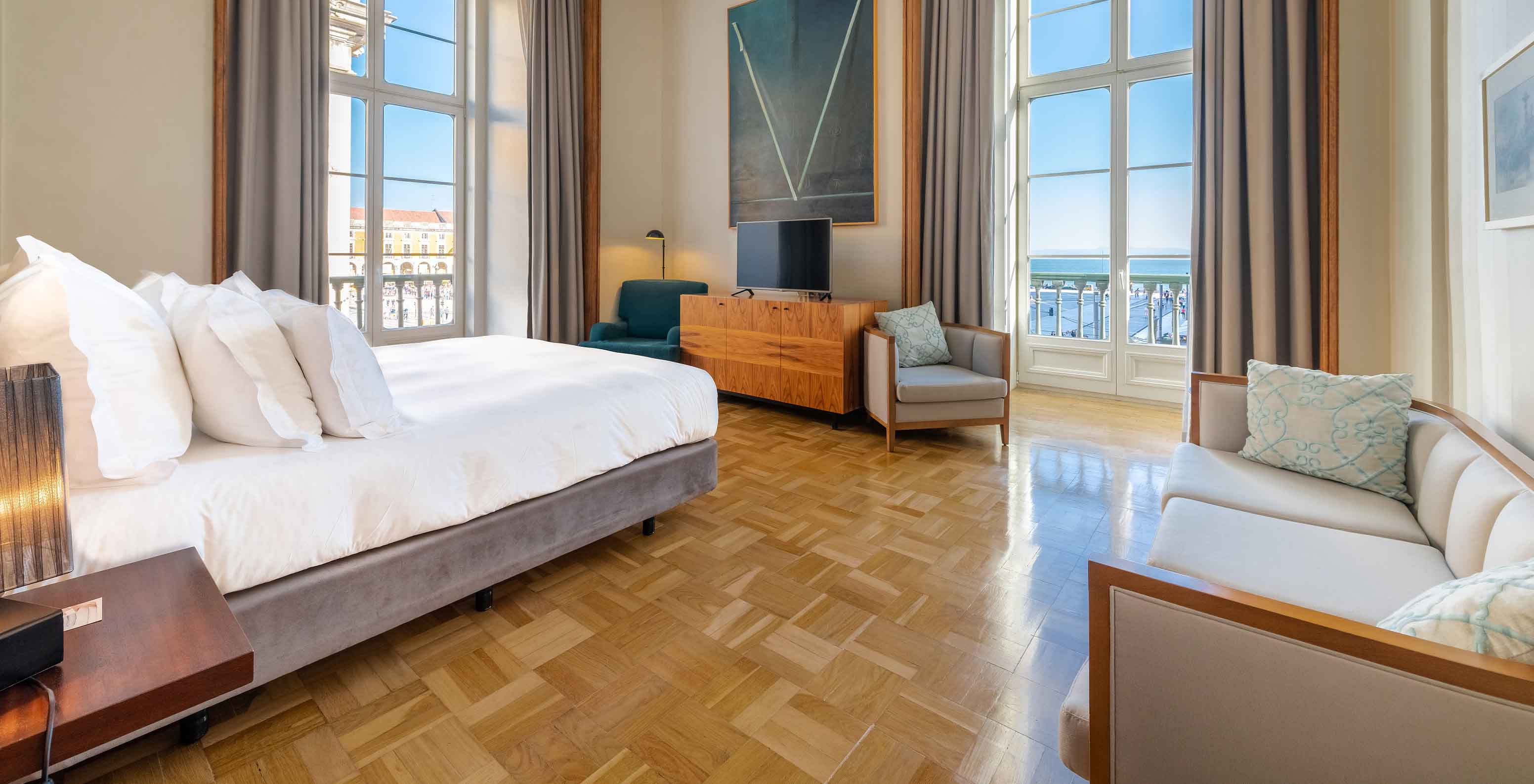 A Suite Praça do Comércio King Size Bed da Pousada Lisboa Praça do Comércio tem uma vista para o rio, com um sofá e TV
