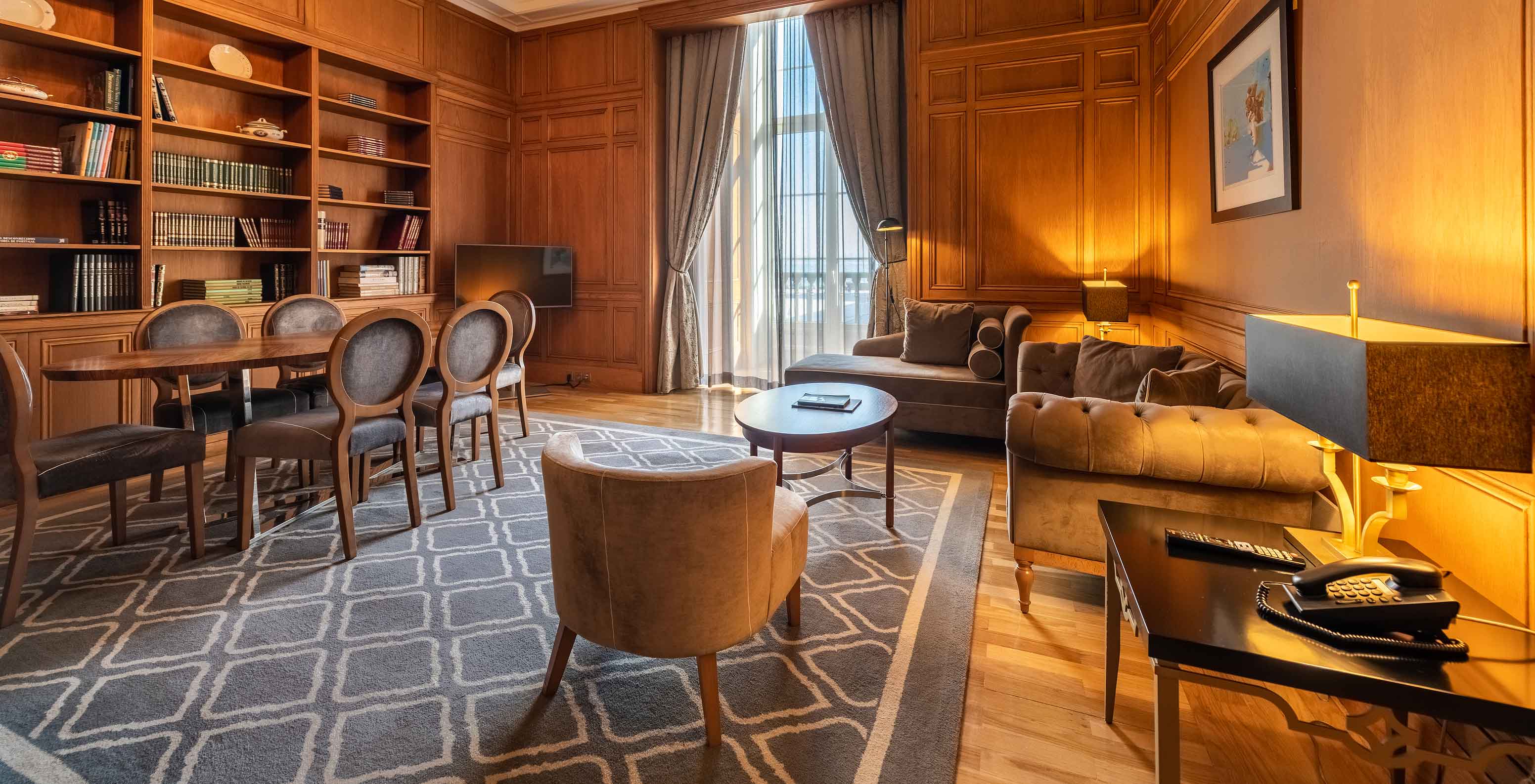 A Presidential Suite King Size Bed da Pousada Lisboa Praça do Comércio tem uma sala de estar com uma mesa e um sofá
