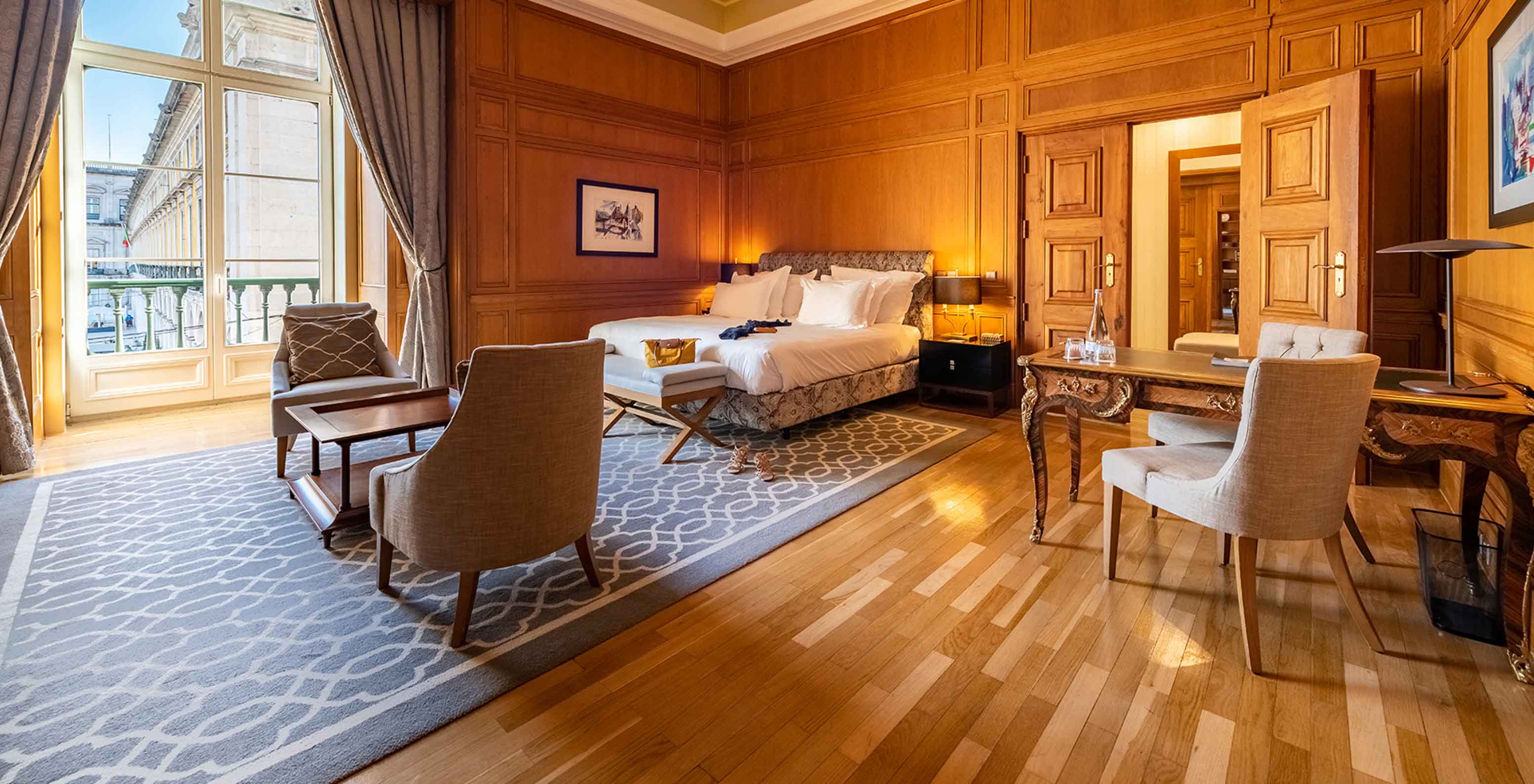 A Presidential Suite King Size Bed da Pousada Lisboa Praça do Comércio tem um quarto com painéis de madeira e janela ampla