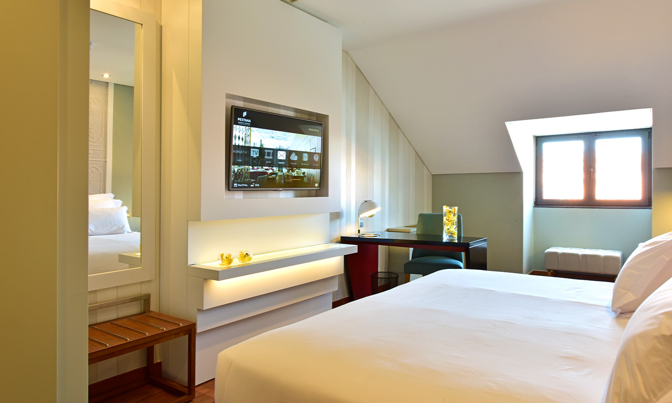 A Mezzanine King Size Bed da Pousada Lisboa Praça do Comércio tem uma cama de casal, uma televisão e uma secretária