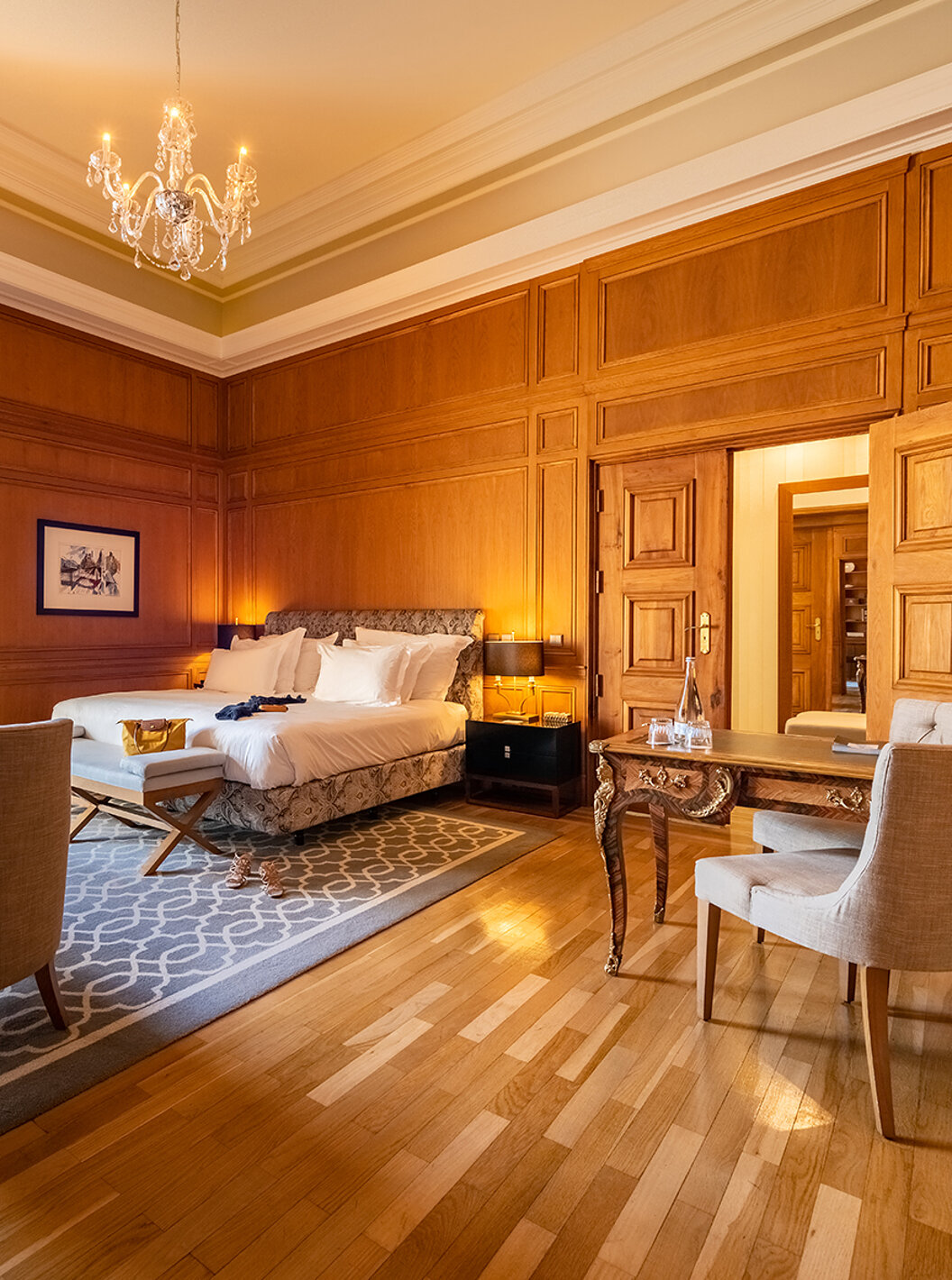 A Presidential Suite King Size Bed da Pousada Lisboa Praça do Comércio tem um quarto com painéis de madeira e janela ampla