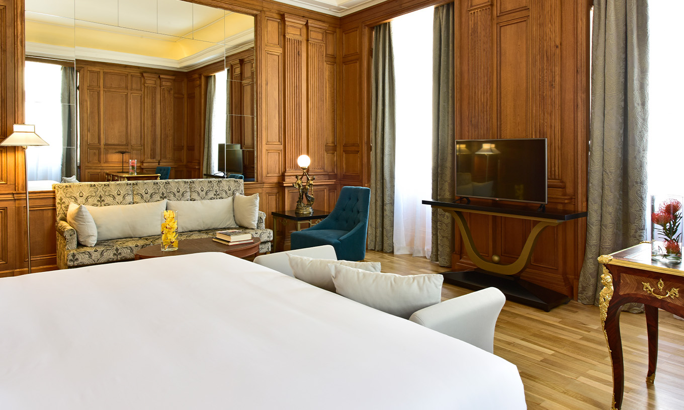 A Suite Áurea King Size Bed da Pousada Lisboa Praça do Comércio tem uma cama de casal, um espelho e janelas grandes