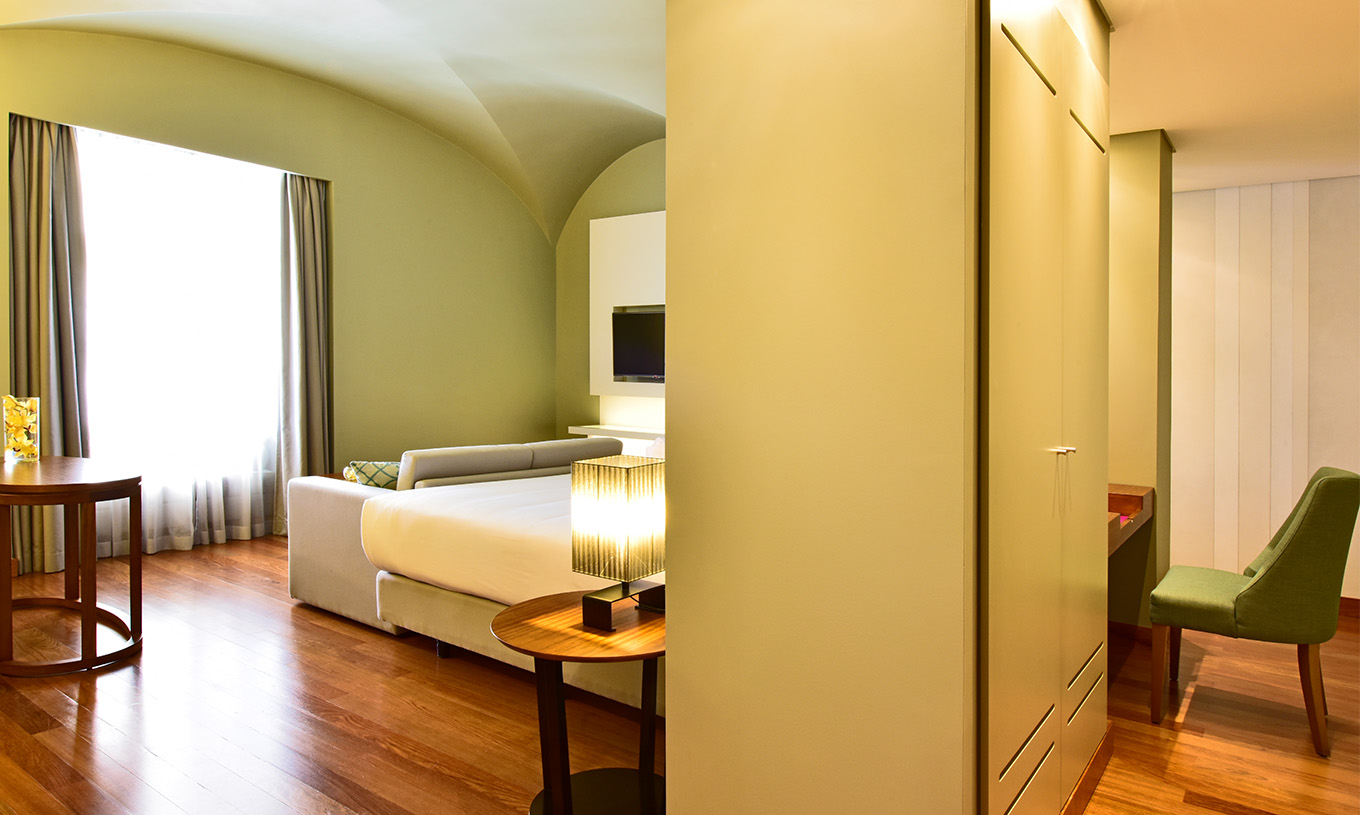 A Suite King Size Bed da Pousada Lisboa Praça do Comércio tem um closet, uma secretária com cadeira e uma cama de casal