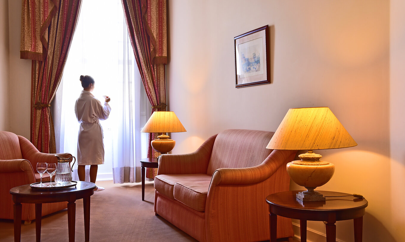  Suite Standard da Pousada Palácio Queluz , aproveite para desfrutar da sala de estar com um sofá e um candeeiro