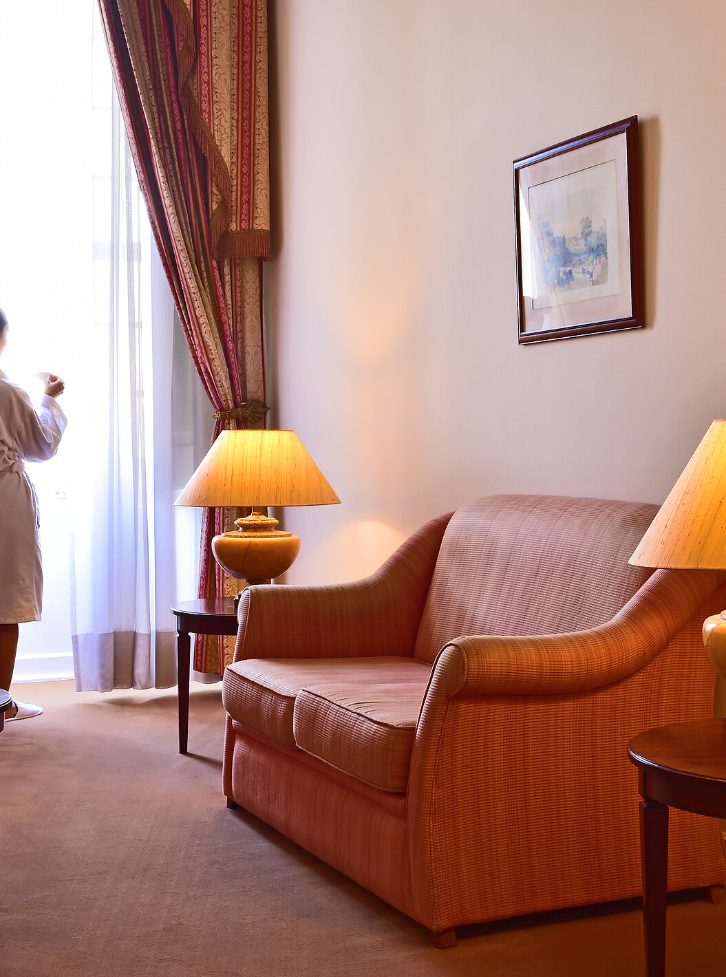  Suite Standard da Pousada Palácio Queluz , aproveite para desfrutar da sala de estar com um sofá e um candeeiro