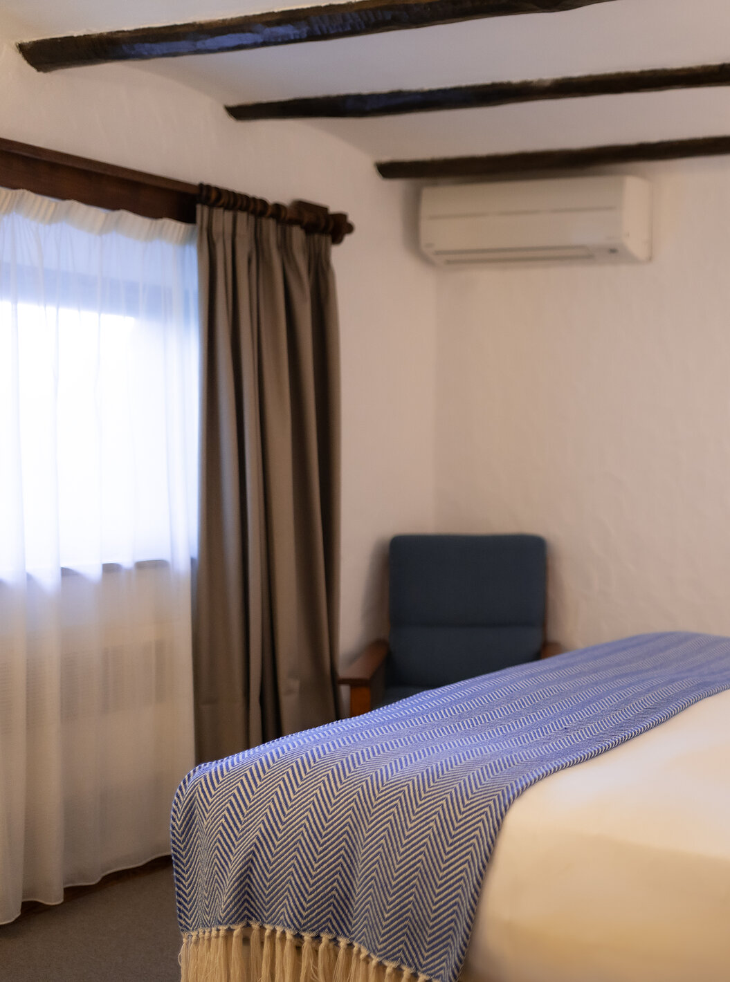 O Quarto Clássico da Pousada Caniçada - Gerês tem uma cama de casal, ar condicionado e uma janela com cortinas