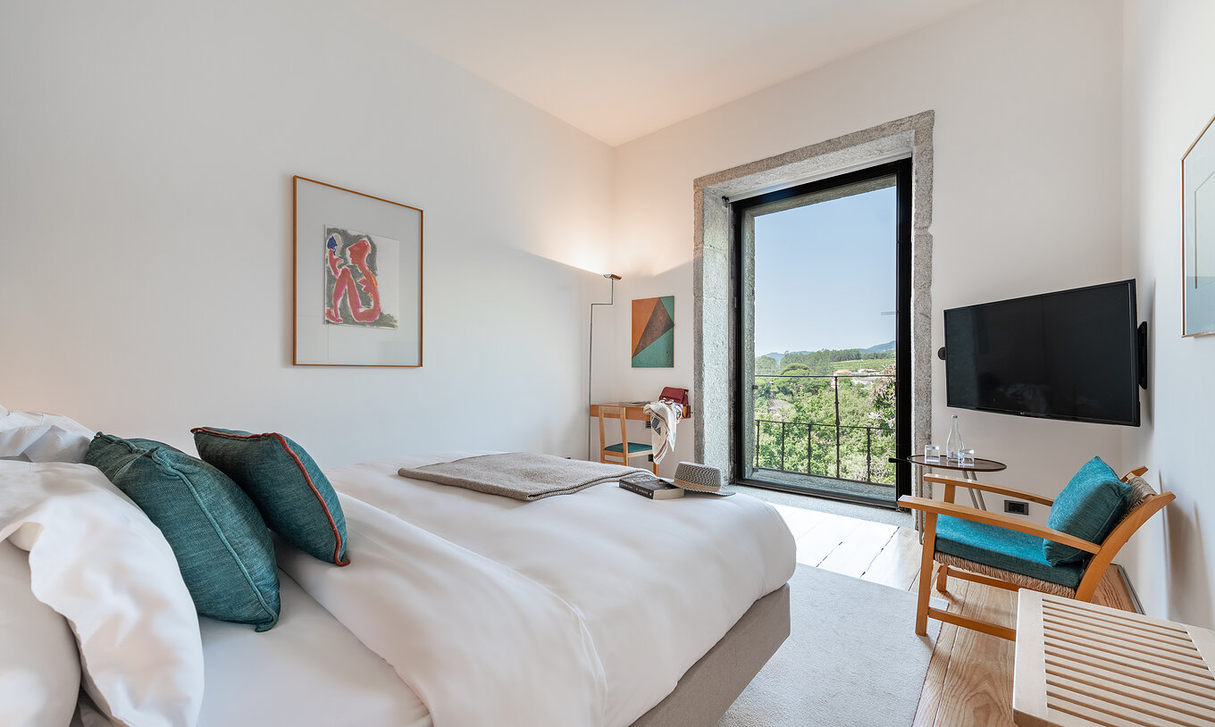 O Large Family da Pousada Mosteiro Amares tem uma cama de casal, uma janela com vista para a natureza e uma televisão