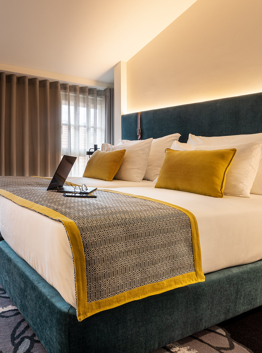 O Superior Plus da Pousada Porto - Rua das Flores tem uma cama de casal turquesa, lençóis brancos e uma mesa