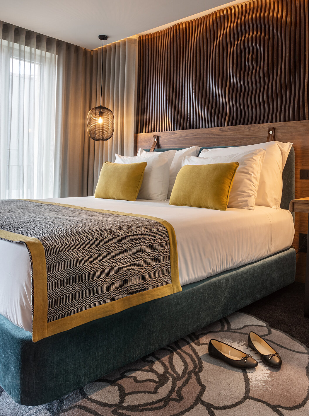 O Quarto Superior da Pousada Porto - Rua das Flores tem uma cama de casal turquesa, lençóis brancos e cabeceira em madeira