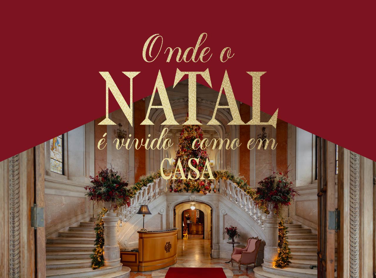 Escadaria clássica decorada para o Natal com árvore iluminada e frase Onde o Natal é vivido como em casa
