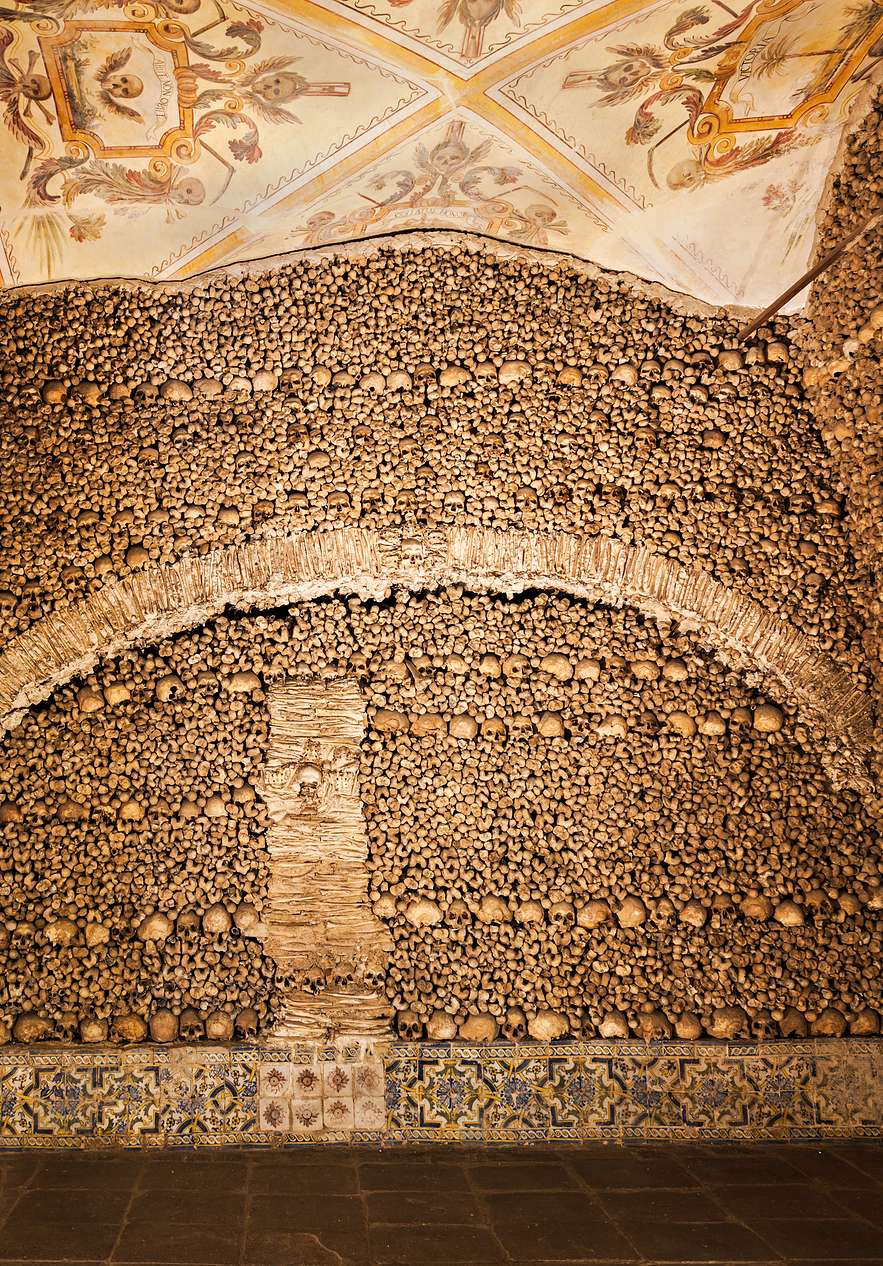 Fique na Pousada Convento Évora e visite a icónica capela dos ossos, com paredes forradas com ossos